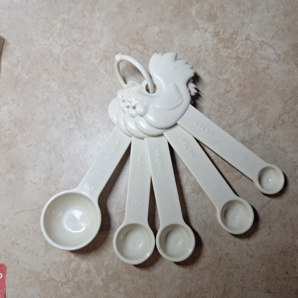 Vintage Paula Deen Chicken Plastic Nesting Measuring Spoons 5 Piece Set Tan